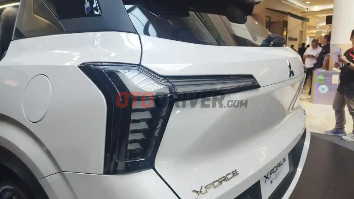 Foto - Beda Tampilan Kasat Mata Mitsubishi Xforce Hybrid dan Penyegaran Versi Bensin