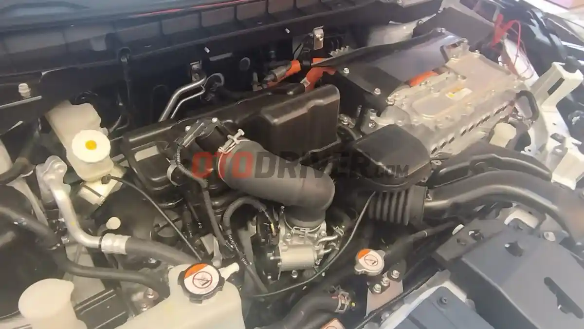 Foto - Beda Tampilan Kasat Mata Mitsubishi Xforce Hybrid dan Penyegaran Versi Bensin