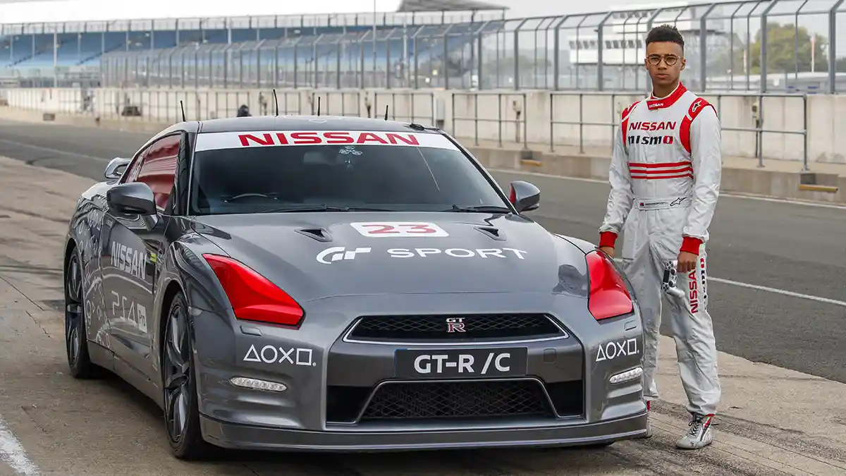 Foto - VIDEO: Nissan GT-R Ini Bisa Melesat Dengan Kendali Stik Konsol Game!