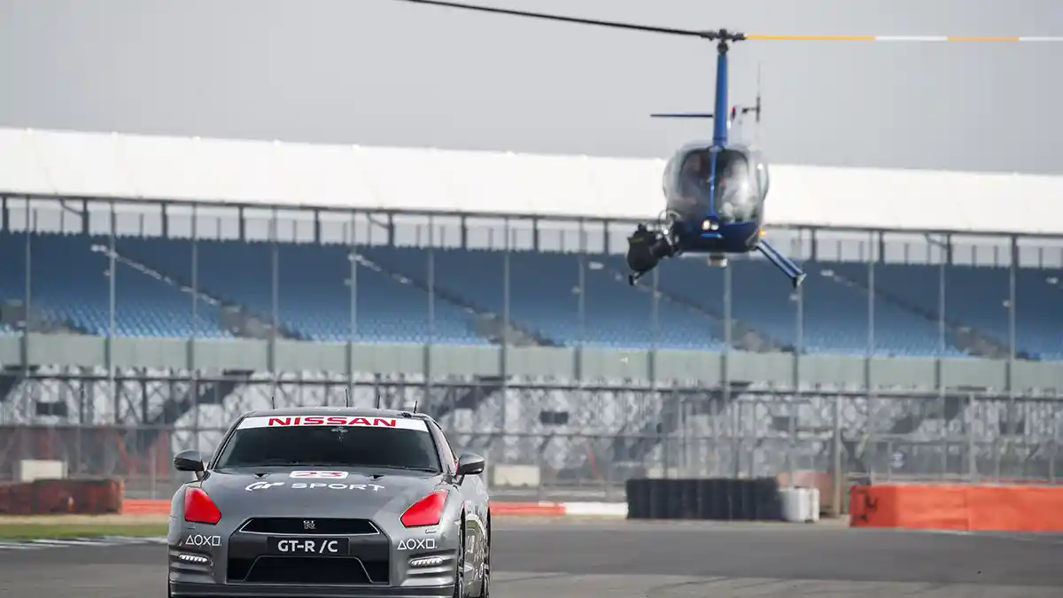 Foto - VIDEO: Nissan GT-R Ini Bisa Melesat Dengan Kendali Stik Konsol Game!