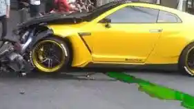 Foto - Seperti Ini Wujud Nissan GT-R Setelah Hantam Pembatas Jalan di Solo (7 FOTO)