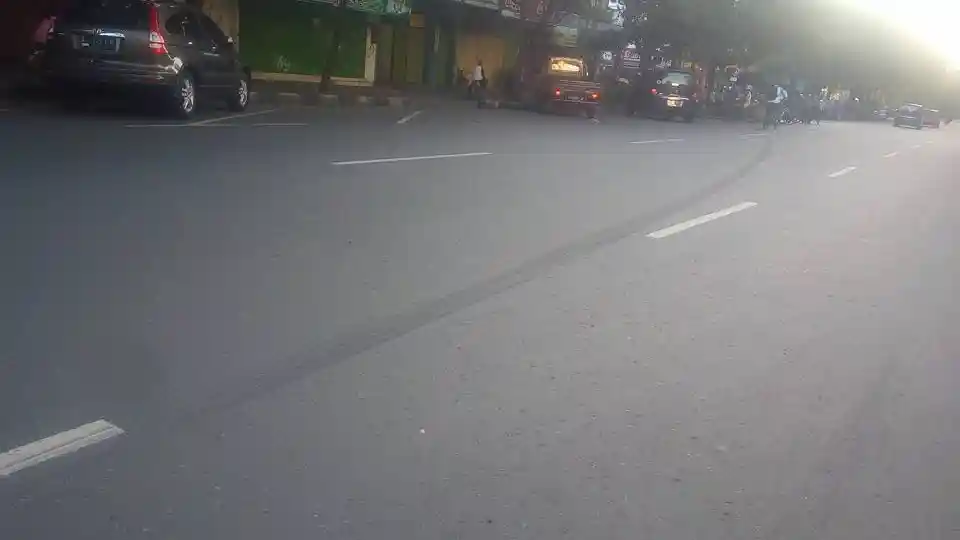 Foto - Seperti Ini Wujud Nissan GT-R Setelah Hantam Pembatas Jalan di Solo (7 FOTO)