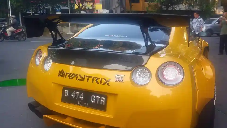 Foto - Seperti Ini Wujud Nissan GT-R Setelah Hantam Pembatas Jalan di Solo (7 FOTO)