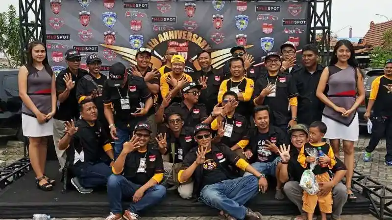 Foto - Ulang Tahun Komunitas Nissan Livina di Cikarang Dipadati Ratusan Mobil 