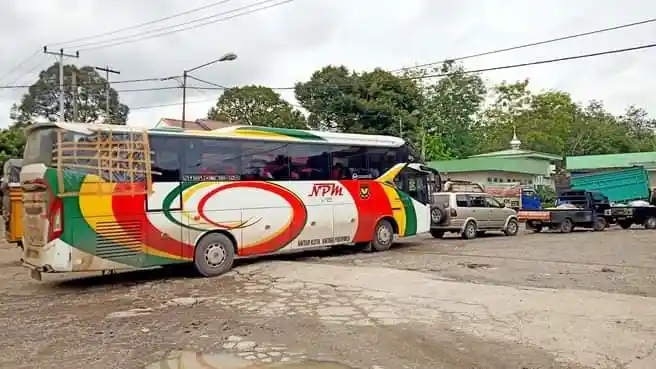 Foto - Aksi Pelemparan Batu Makin Gawat! Kini Korbannya 10 Bus