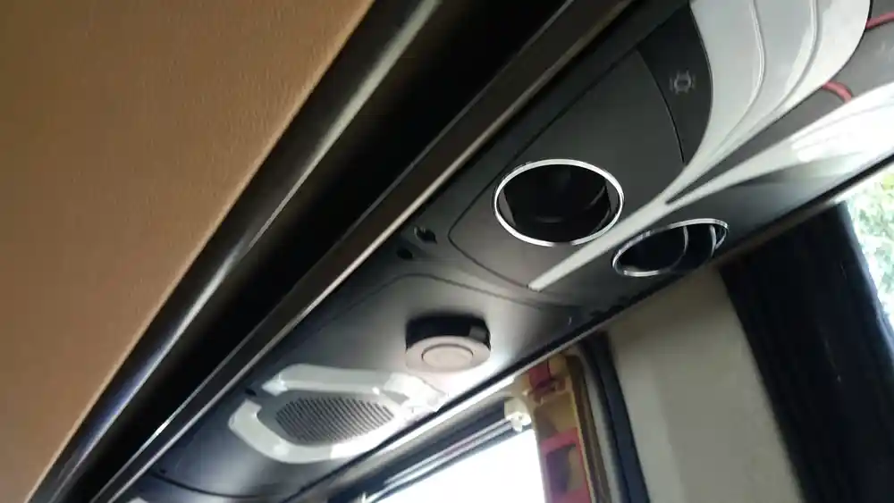 Foto - Mendesain Bus Ala Laksana, Langsung Ukuran Sebenarnya