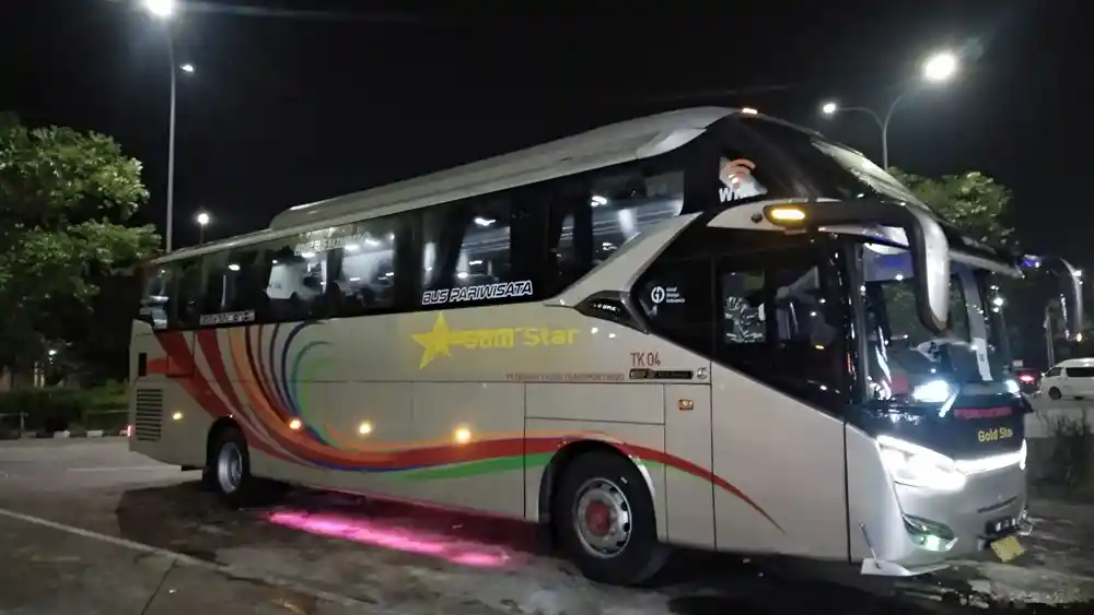 Foto - Mendesain Bus Ala Laksana, Langsung Ukuran Sebenarnya