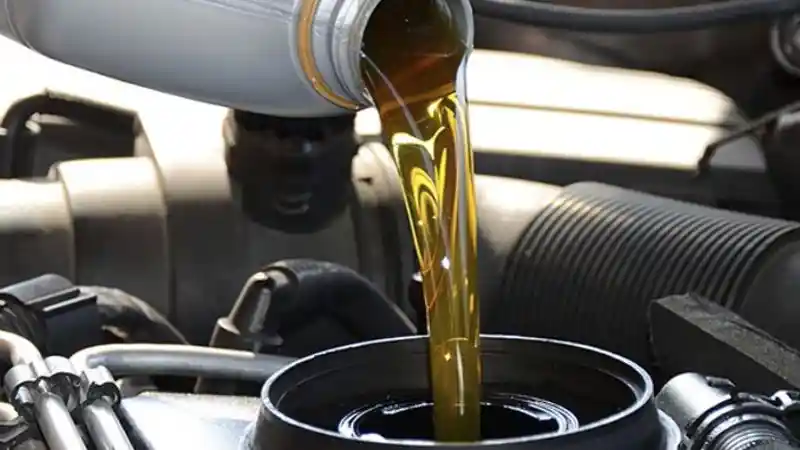 Foto - Bolehkah Mencampur Oli Berbeda Merek?