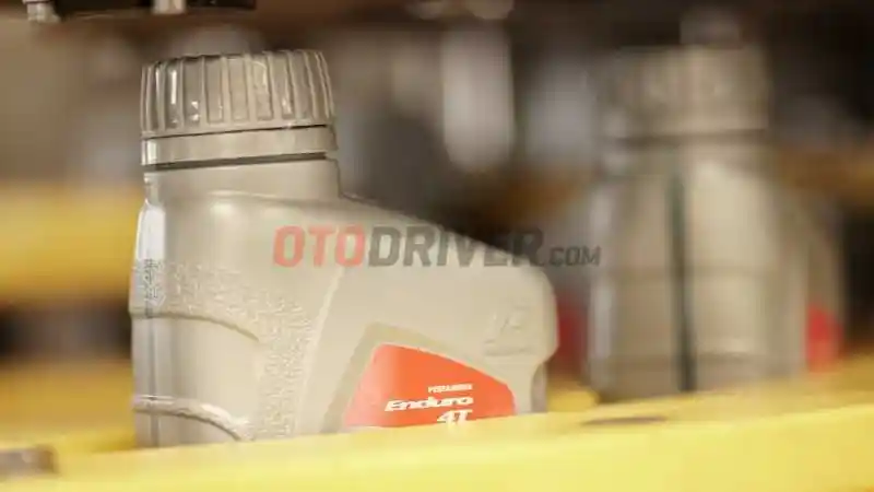 Foto - Apa Boleh Pakai Oli Motor untuk Mobil? Begini Penjelasannya