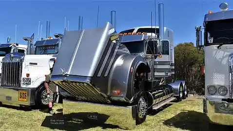 Foto - One Piece Tilt Bonnet Truck, Fungsi Yang Menyumbang Gaya