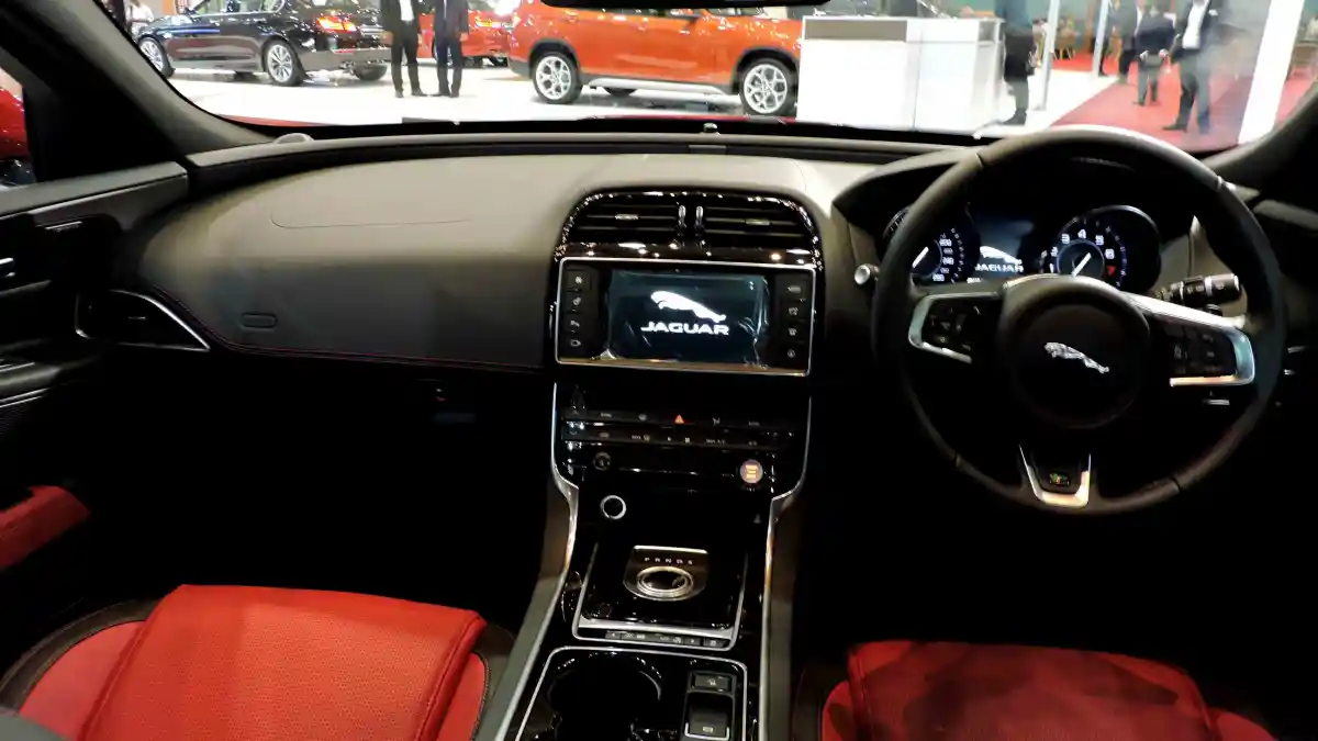 Foto - JAS 2015: Jaguar XE Hadir Dengan Dua Pilihan Tenaga