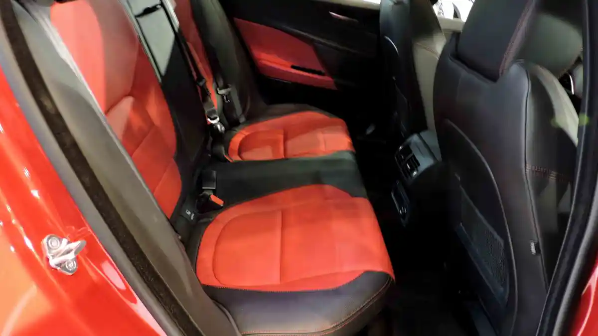 Foto - JAS 2015: Jaguar XE Hadir Dengan Dua Pilihan Tenaga