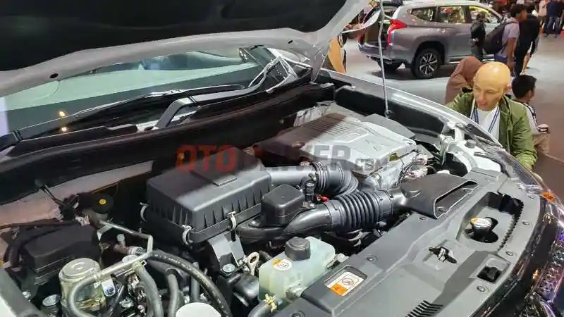 Foto - Mitsubishi Outlander PHEV Tetap Pakai Aki