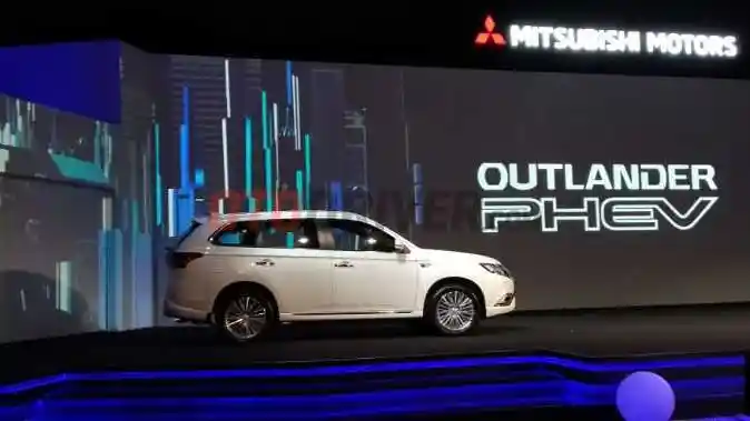 Foto - Outlander PHEV Tembus RP 1,2 Milyar, Apa Keunggulan Dibanding Hybrid Lainnya?