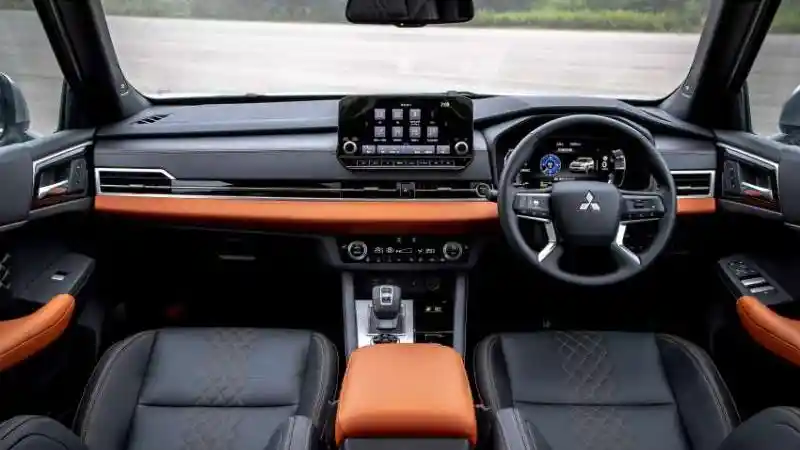 Foto - Mitsubishi Outlander PHEV Generasi Terbaru Resmi Debut Dunia