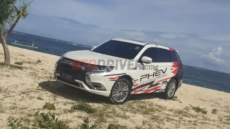 Foto - Mitsubishi Outlander PHEV Generasi Terbaru Belum Hadir Di Indonesia, Ini Alasannya
