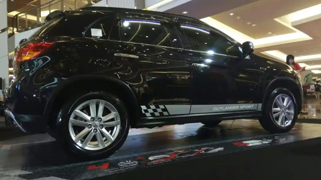 Foto - Mitsubishi Outlander Sport, SUV Berharga Menarik Beratap Panoramic