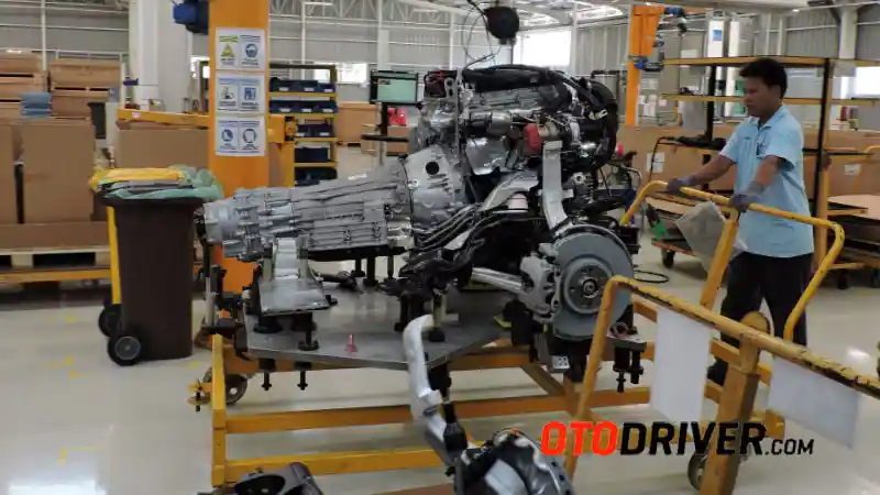 Foto - Menggeliat...Pabrik Mercedes-Benz di Indonesia Kembali Beroperasi 