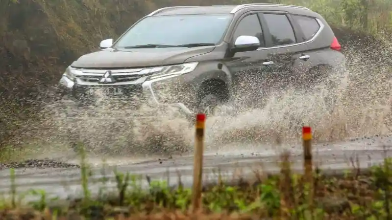 Tips - Terabas Genangan Air Hujan Pakai SUV Juga Ada Aturannya