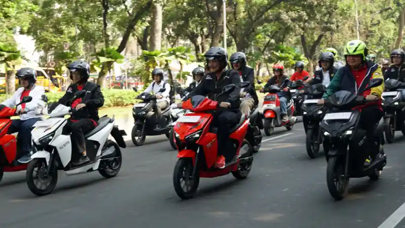 Foto - Ketika Jantung Kota Jakarta Dipadati Kendaraan Listrik