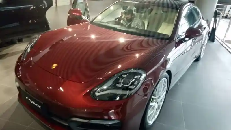 Foto - Setelah Taycan EV, Porsche Geber Panamera dan Cayenne PHEV Di Jalanan Indonesia