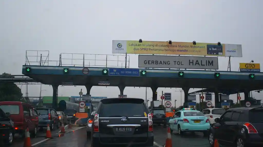 Berita - Belum Punya e-Toll Card? Anda Akan Benci Berita Ini