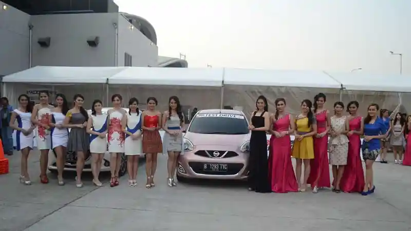 Berita - GIIAS 2015 : Gadis Cantik Nan Sexy Ini Dilatih Untuk Aman Dalam Mengemudi