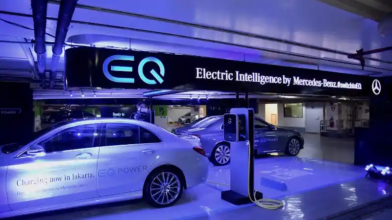Foto - Sudah Ada Anjungan Khusus Pengisian Baterai Mobil Listrik Mercedes-Benz. Mobilnya Mana?
