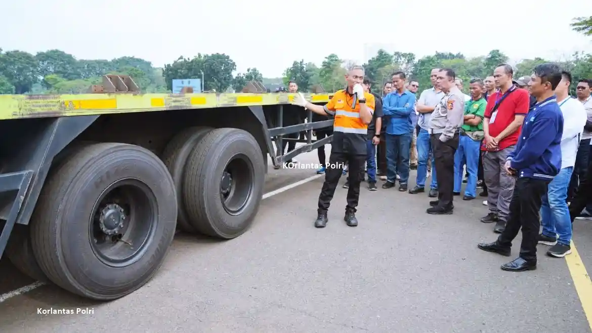 Truk - Korlantas Polri Bikin Pelatihan Bagi Pengemudi Truk