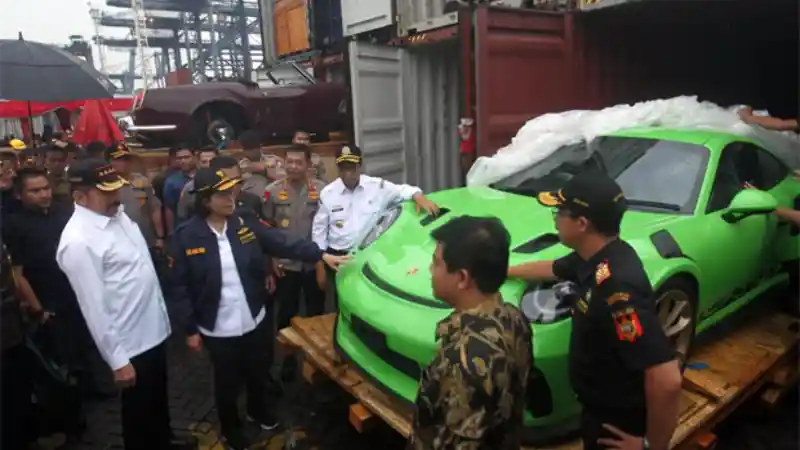 Foto - Penyelundupan Unit BMW Hingga Ferrari Digagalkan di Tanjung Priok