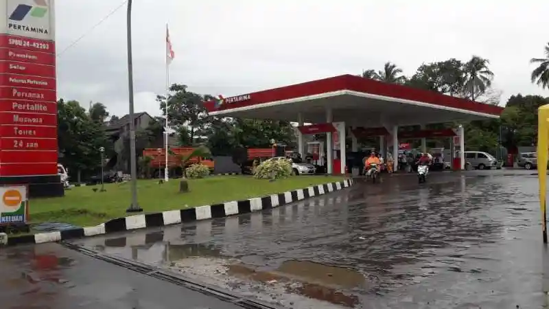Foto - Ini Bahaya yang Mengancam Jika Mengisi BBM Tanpa Matikan Mesin Mobil