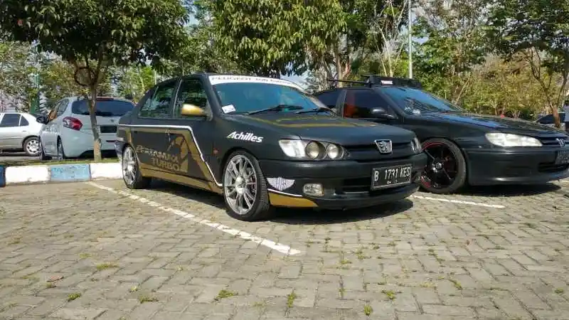 Foto - Komunitas Peugeot 306 Jalan-Jalan Bareng Sambil Raih Prestasi