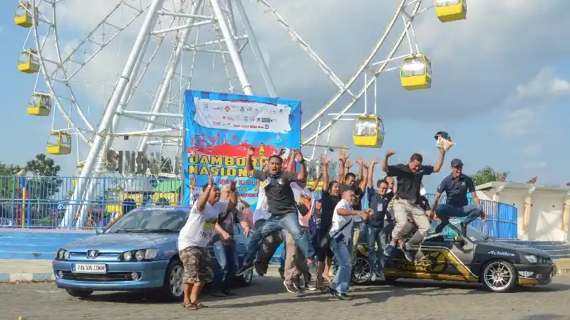 Foto - Komunitas Peugeot 306 Jalan-Jalan Bareng Sambil Raih Prestasi