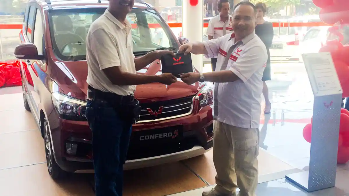 Foto - Wuling Serahkan Puluhan Unit Confero Kepada Konsumennya di Bali