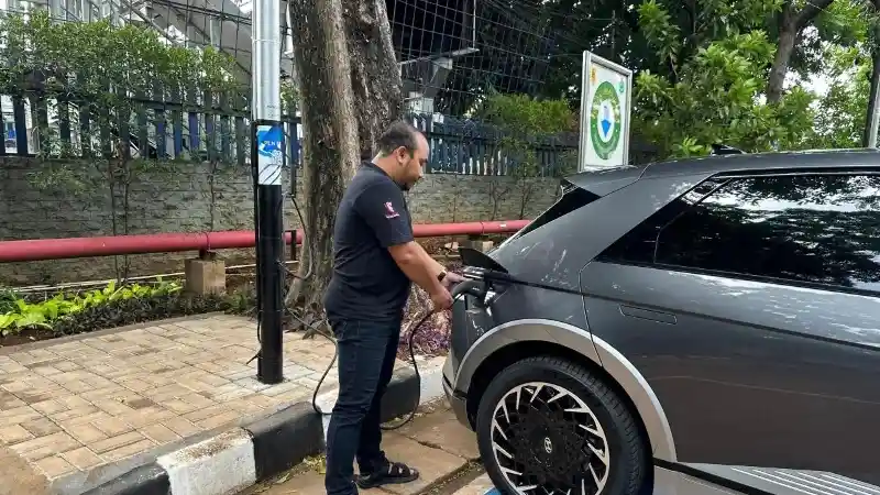 Berita - Saat Ini Mobil Listrik Bisa Lakukan Pengisian Daya di Tiang Listrik