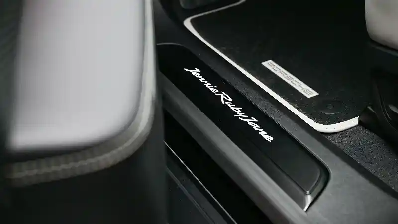 Foto - Anggota Blackpink Desain Mobil Porsce Taycan 4S Cross Turismo