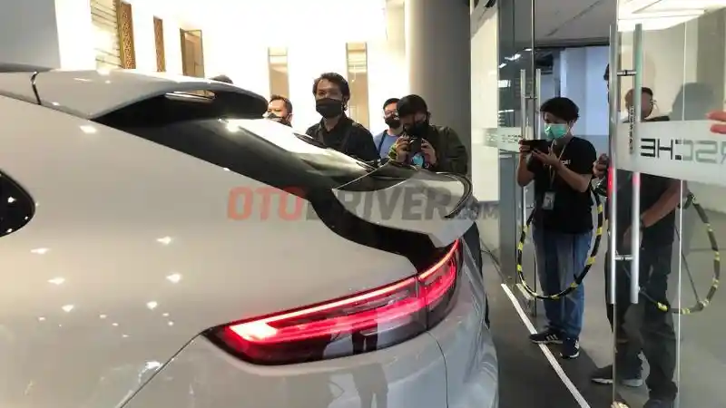 Foto - Dibanderol Mulai Rp 3,4 Milyar, Porsche Cayenne Coupe Pun Resmi Melantai Di Indonesia