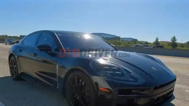 Foto - Porsche Panamera Berkeliaran Sebelum Peluncurannya 30 November Nanti, Intip Bocorannya