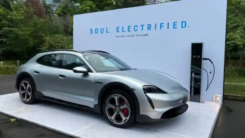 Foto - Simak Kehebatan Porsche Taycan Cross Turismo Yang Dijual 4 M