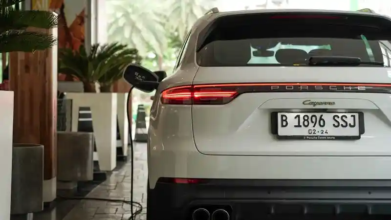Foto - Porsche Resmikan Fasilitas Pengisian Daya Terbarunya Di Hotel Bintang Lima Di Jakarta Barat