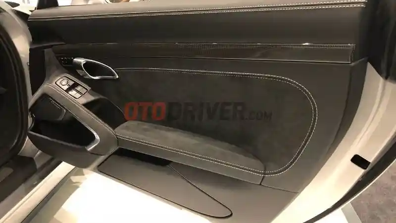 Foto - Porsche Mungkinkan Konsumennya Personalisasi Tiap Mobil Dibeli