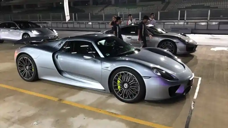 Foto - "Membawa" Le Mans ke Sepang, Cara Porsche Pamer Kehebatan Mobil-mobil Hybrid-nya