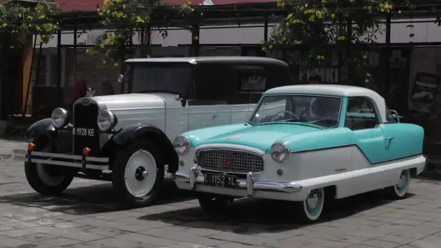 Foto - Perhimpunan Penggemar Mobil Kuno Indonesia Rayakan HUT Ke-37, Yogya Dipenuhi Mobil Klasik