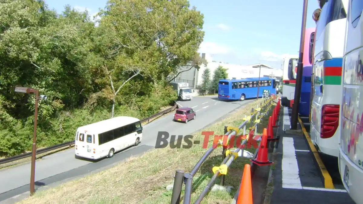 Foto - Bus Pariwisata Jepang Pertama Kali Dikemudikan Orang Indonesia
