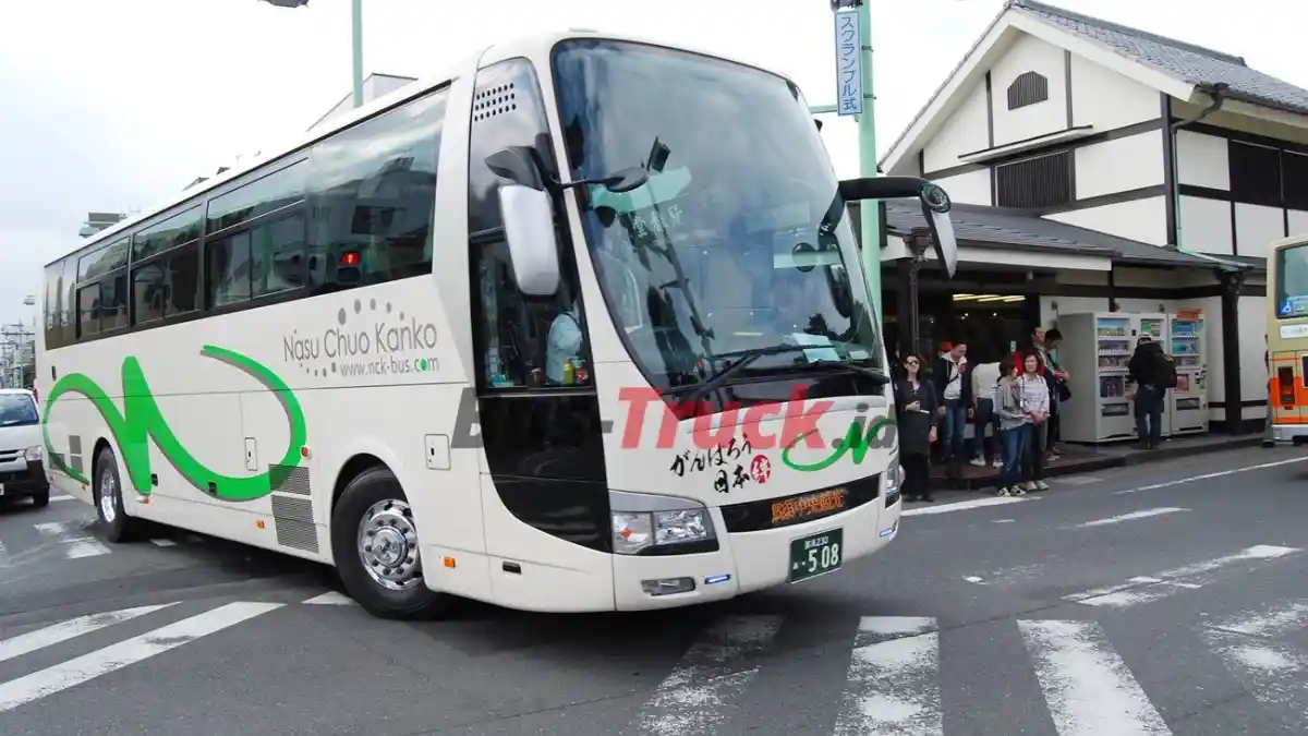 Foto - Bus Pariwisata Jepang Pertama Kali Dikemudikan Orang Indonesia