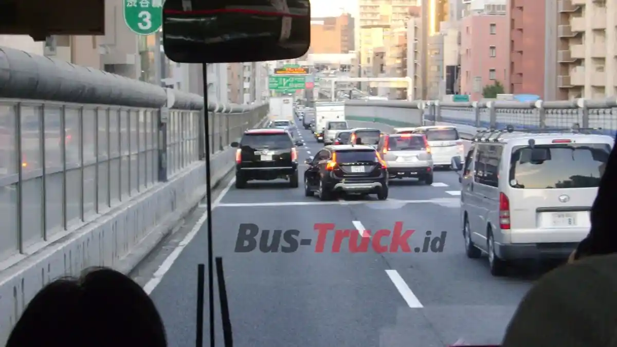 Foto - Bus Pariwisata Jepang Pertama Kali Dikemudikan Orang Indonesia