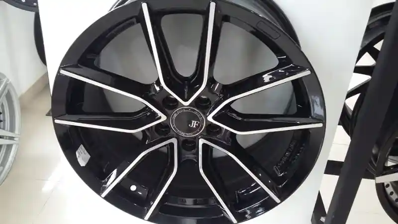 Foto - Diskon Pelek Aftermarket Untuk Sienta & Altis, Harga Terpangkas RP 1,5 Juta!