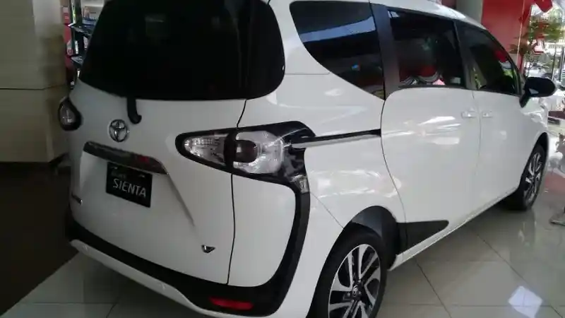 Foto - Stok Sienta Buatan 2018 Dijual Dengan Bonus Honda PCX!