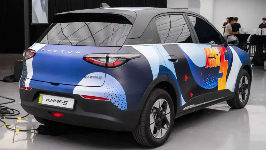 Foto - Geely Starwish Hadir Di Malaysia Dengan Nama Proton