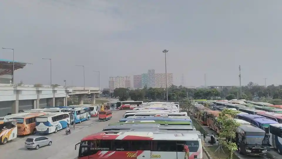 Foto - Bus Tujuan Jateng dan Jatim Harus Pindah ke Terminal Pulogebang Akhir Januari Ini
